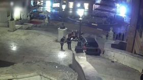 VIDEO Un bătrân a condus o mașină de lux pe celebrele Trepte Spaniole din centrul capitalei Italie. Imaginile au fost filmate